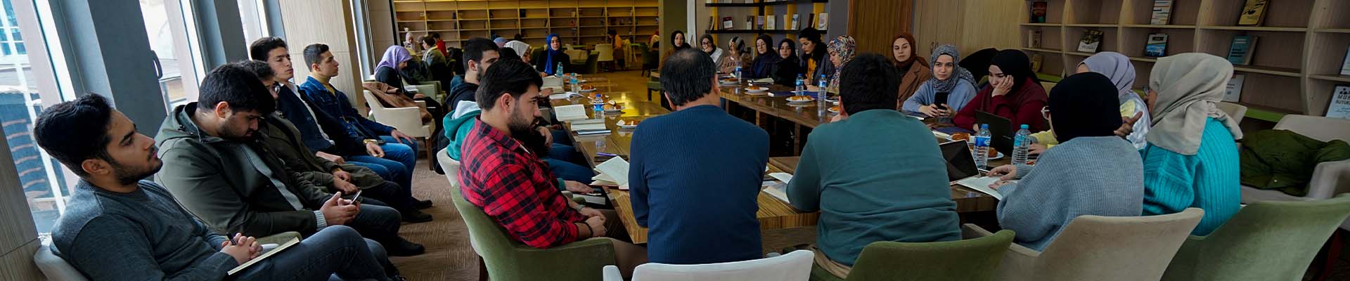 Pusula Kitap Kafe'de "Gençliğin Anlam Arayışı" Kitabının Tahlili Gerçekleştirildi