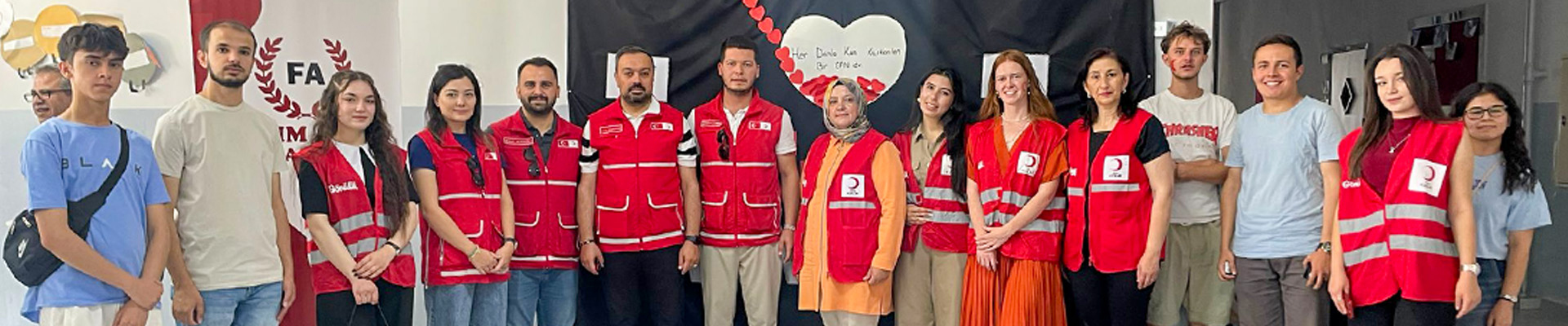 متطوعو مركز الخدمات الاجتماعية في فعالية التوعية التي نظمتها أندية الهلال الأحمر