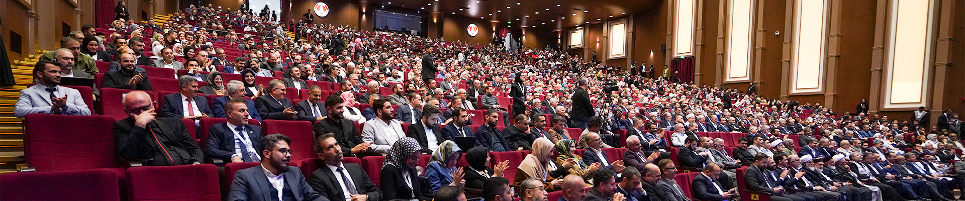 Gaziantep Forum II: "İslâm Dünyası Nereye? - Güçlü Bir Gelecek için Perspektif" Gerçekleşti Gaziantep Forum II: "İslâm Dünyası Nereye? - Güçlü Bir Gelecek için Perspektif" Gerçekleşti