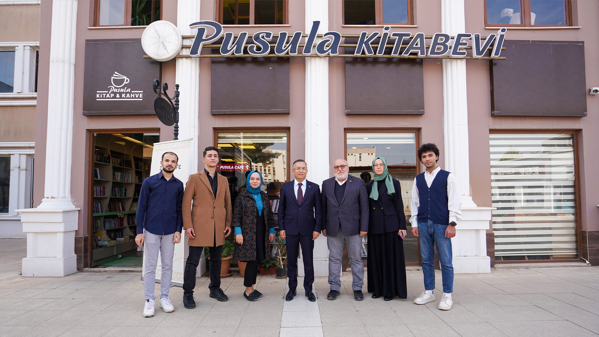 Gaziantep Valisi Kemal Çeber Pusula Kitabevi’ni Ziyaret Etti Gaziantep Valisi Kemal Çeber Pusula Kitabevi’ni Ziyaret Etti